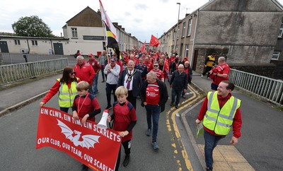 270925 - Scarlets Fans Protest - Scarlets fans march through Llanelli in protest against the Welsh Rugby Union’ s protective plan to get rid of possibly two of the Welsh rugby regions The march finished at Parc y Scarlets ahead of the Scarlets v Munster, United Rugby Championship match