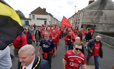 270925 - Scarlets Fans Protest - Scarlets fans march through Llanelli in protest against the Welsh Rugby Union’ s protective plan to get rid of possibly two of the Welsh rugby regions The march finished at Parc y Scarlets ahead of the Scarlets v Munster, United Rugby Championship match