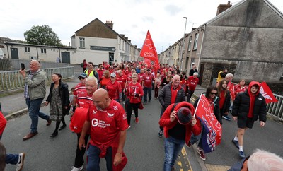 270925 - Scarlets Fans Protest - Scarlets fans march through Llanelli in protest against the Welsh Rugby Union’ s protective plan to get rid of possibly two of the Welsh rugby regions The march finished at Parc y Scarlets ahead of the Scarlets v Munster, United Rugby Championship match
