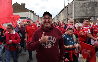 270925 - Scarlets Fans Protest - Scarlets fans march through Llanelli in protest against the Welsh Rugby Union’ s protective plan to get rid of possibly two of the Welsh rugby regions The march finished at Parc y Scarlets ahead of the Scarlets v Munster, United Rugby Championship match