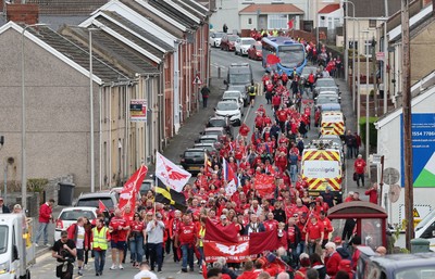 270925 - Scarlets Fans Protest - Scarlets fans march through Llanelli in protest against the Welsh Rugby Union’ s protective plan to get rid of possibly two of the Welsh rugby regions The march finished at Parc y Scarlets ahead of the Scarlets v Munster, United Rugby Championship match