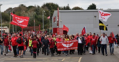 270925 - Scarlets Fans Protest - Scarlets fans march through Llanelli in protest against the Welsh Rugby Union’ s protective plan to get rid of possibly two of the Welsh rugby regions The march finished at Parc y Scarlets ahead of the Scarlets v Munster, United Rugby Championship match