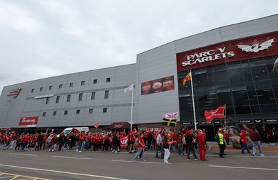 270925 - Scarlets Fans Protest - Scarlets fans march through Llanelli in protest against the Welsh Rugby Union’ s protective plan to get rid of possibly two of the Welsh rugby regions The march finished at Parc y Scarlets ahead of the Scarlets v Munster, United Rugby Championship match