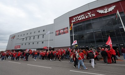 270925 - Scarlets Fans Protest - Scarlets fans march through Llanelli in protest against the Welsh Rugby Union’ s protective plan to get rid of possibly two of the Welsh rugby regions The march finished at Parc y Scarlets ahead of the Scarlets v Munster, United Rugby Championship match