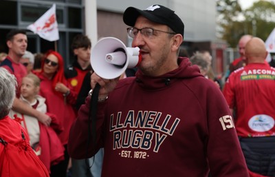 270925 - Scarlets Fans Protest - Scarlets fans march through Llanelli in protest against the Welsh Rugby Union’ s protective plan to get rid of possibly two of the Welsh rugby regions The march finished at Parc y Scarlets ahead of the Scarlets v Munster, United Rugby Championship match