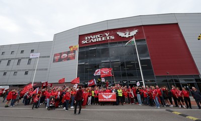 270925 - Scarlets Fans Protest - Scarlets fans march through Llanelli in protest against the Welsh Rugby Union’ s protective plan to get rid of possibly two of the Welsh rugby regions The march finished at Parc y Scarlets ahead of the Scarlets v Munster, United Rugby Championship match