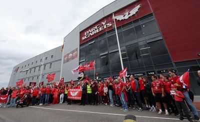 270925 - Scarlets Fans Protest - Scarlets fans march through Llanelli in protest against the Welsh Rugby Union’ s protective plan to get rid of possibly two of the Welsh rugby regions The march finished at Parc y Scarlets ahead of the Scarlets v Munster, United Rugby Championship match