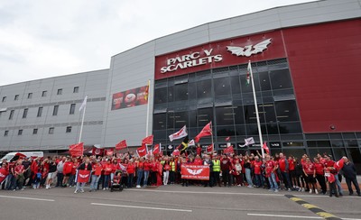 270925 - Scarlets Fans Protest - Scarlets fans march through Llanelli in protest against the Welsh Rugby Union’ s protective plan to get rid of possibly two of the Welsh rugby regions The march finished at Parc y Scarlets ahead of the Scarlets v Munster, United Rugby Championship match