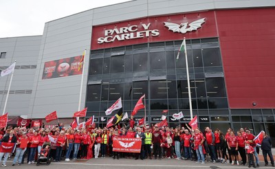270925 - Scarlets Fans Protest - Scarlets fans march through Llanelli in protest against the Welsh Rugby Union’ s protective plan to get rid of possibly two of the Welsh rugby regions The march finished at Parc y Scarlets ahead of the Scarlets v Munster, United Rugby Championship match