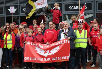 270925 - Scarlets Fans Protest - Scarlets fans march through Llanelli in protest against the Welsh Rugby Union’ s protective plan to get rid of possibly two of the Welsh rugby regions The march finished at Parc y Scarlets ahead of the Scarlets v Munster, United Rugby Championship match