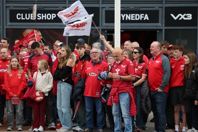 270925 - Scarlets Fans Protest - Scarlets fans march through Llanelli in protest against the Welsh Rugby Union’ s protective plan to get rid of possibly two of the Welsh rugby regions The march finished at Parc y Scarlets ahead of the Scarlets v Munster, United Rugby Championship match