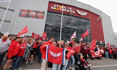 270925 - Scarlets Fans Protest - Scarlets fans march through Llanelli in protest against the Welsh Rugby Union’ s protective plan to get rid of possibly two of the Welsh rugby regions The march finished at Parc y Scarlets ahead of the Scarlets v Munster, United Rugby Championship match