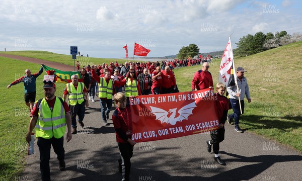 270925 - Scarlets Fans Protest - Scarlets fans march through Llanelli in protest against the Welsh Rugby Union’ s protective plan to get rid of possibly two of the Welsh rugby regions The march finished at Parc y Scarlets ahead of the Scarlets v Munster, United Rugby Championship match
