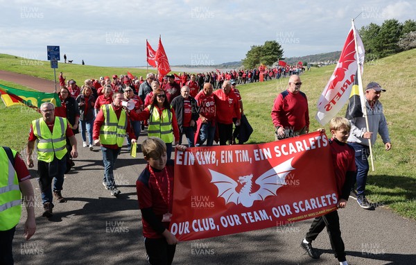 270925 - Scarlets Fans Protest - Scarlets fans march through Llanelli in protest against the Welsh Rugby Union’ s protective plan to get rid of possibly two of the Welsh rugby regions The march finished at Parc y Scarlets ahead of the Scarlets v Munster, United Rugby Championship match
