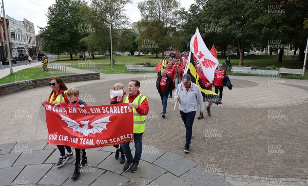 270925 - Scarlets Fans Protest - Scarlets fans march through Llanelli in protest against the Welsh Rugby Union’ s protective plan to get rid of possibly two of the Welsh rugby regions The march finished at Parc y Scarlets ahead of the Scarlets v Munster, United Rugby Championship match