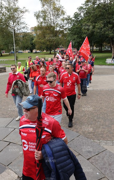270925 - Scarlets Fans Protest - Scarlets fans march through Llanelli in protest against the Welsh Rugby Union’ s protective plan to get rid of possibly two of the Welsh rugby regions The march finished at Parc y Scarlets ahead of the Scarlets v Munster, United Rugby Championship match