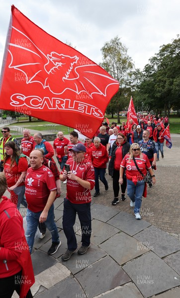 270925 - Scarlets Fans Protest - Scarlets fans march through Llanelli in protest against the Welsh Rugby Union’ s protective plan to get rid of possibly two of the Welsh rugby regions The march finished at Parc y Scarlets ahead of the Scarlets v Munster, United Rugby Championship match