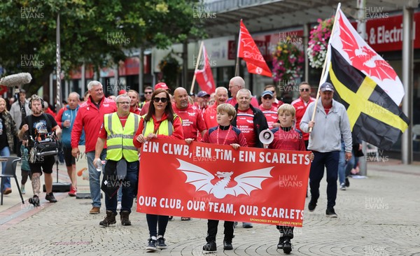 270925 - Scarlets Fans Protest - Scarlets fans march through Llanelli in protest against the Welsh Rugby Union’ s protective plan to get rid of possibly two of the Welsh rugby regions The march finished at Parc y Scarlets ahead of the Scarlets v Munster, United Rugby Championship match
