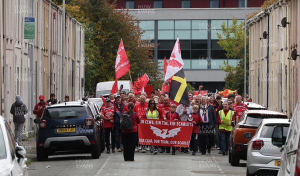 270925 - Scarlets Fans Protest - Scarlets fans march through Llanelli in protest against the Welsh Rugby Union’ s protective plan to get rid of possibly two of the Welsh rugby regions The march finished at Parc y Scarlets ahead of the Scarlets v Munster, United Rugby Championship match