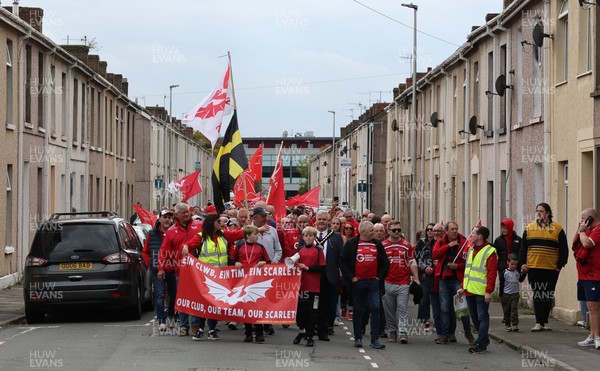 270925 - Scarlets Fans Protest - Scarlets fans march through Llanelli in protest against the Welsh Rugby Union’ s protective plan to get rid of possibly two of the Welsh rugby regions The march finished at Parc y Scarlets ahead of the Scarlets v Munster, United Rugby Championship match