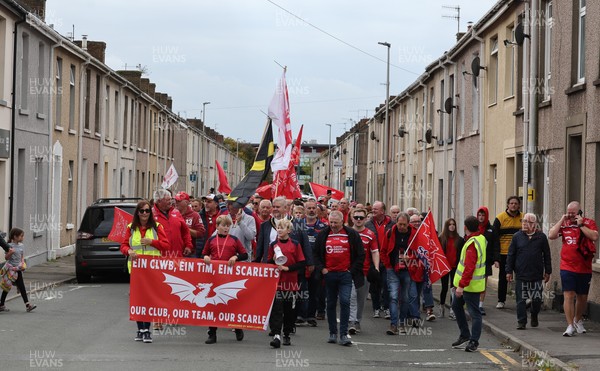 270925 - Scarlets Fans Protest - Scarlets fans march through Llanelli in protest against the Welsh Rugby Union’ s protective plan to get rid of possibly two of the Welsh rugby regions The march finished at Parc y Scarlets ahead of the Scarlets v Munster, United Rugby Championship match