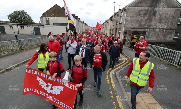 270925 - Scarlets Fans Protest - Scarlets fans march through Llanelli in protest against the Welsh Rugby Union’ s protective plan to get rid of possibly two of the Welsh rugby regions The march finished at Parc y Scarlets ahead of the Scarlets v Munster, United Rugby Championship match