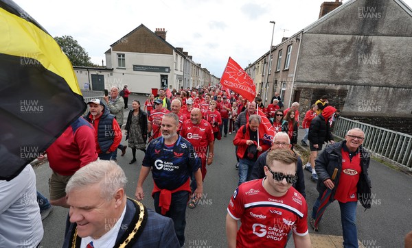 270925 - Scarlets Fans Protest - Scarlets fans march through Llanelli in protest against the Welsh Rugby Union’ s protective plan to get rid of possibly two of the Welsh rugby regions The march finished at Parc y Scarlets ahead of the Scarlets v Munster, United Rugby Championship match