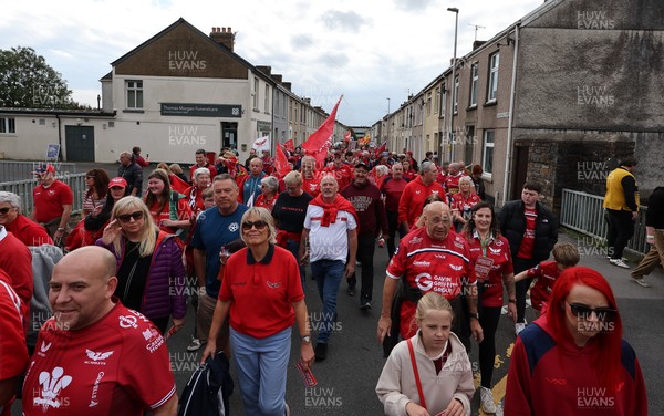270925 - Scarlets Fans Protest - Scarlets fans march through Llanelli in protest against the Welsh Rugby Union’ s protective plan to get rid of possibly two of the Welsh rugby regions The march finished at Parc y Scarlets ahead of the Scarlets v Munster, United Rugby Championship match