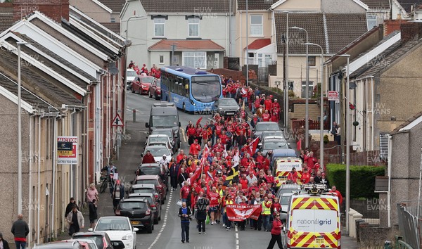 270925 - Scarlets Fans Protest - Scarlets fans march through Llanelli in protest against the Welsh Rugby Union’ s protective plan to get rid of possibly two of the Welsh rugby regions The march finished at Parc y Scarlets ahead of the Scarlets v Munster, United Rugby Championship match