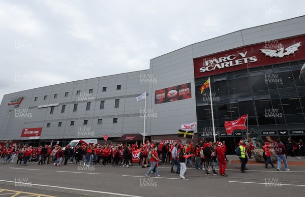 270925 - Scarlets Fans Protest - Scarlets fans march through Llanelli in protest against the Welsh Rugby Union’ s protective plan to get rid of possibly two of the Welsh rugby regions The march finished at Parc y Scarlets ahead of the Scarlets v Munster, United Rugby Championship match