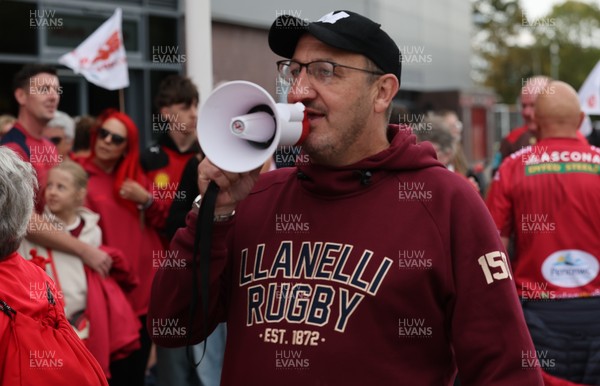 270925 - Scarlets Fans Protest - Scarlets fans march through Llanelli in protest against the Welsh Rugby Union’ s protective plan to get rid of possibly two of the Welsh rugby regions The march finished at Parc y Scarlets ahead of the Scarlets v Munster, United Rugby Championship match