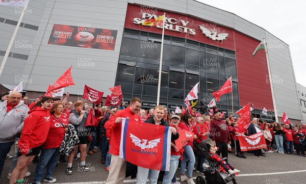 270925 - Scarlets Fans Protest - Scarlets fans march through Llanelli in protest against the Welsh Rugby Union’ s protective plan to get rid of possibly two of the Welsh rugby regions The march finished at Parc y Scarlets ahead of the Scarlets v Munster, United Rugby Championship match