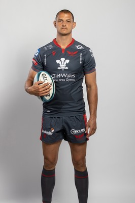 150921 - Scarlets Rugby Squad Headshots - Aaron Shingler