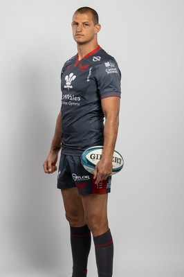 150921 - Scarlets Rugby Squad Headshots - Aaron Shingler