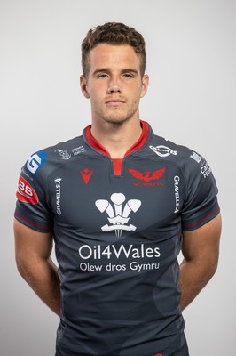 150921 - Scarlets Rugby Squad Headshots - Kieran Hardy