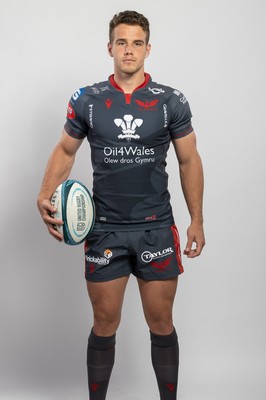 150921 - Scarlets Rugby Squad Headshots - Kieran Hardy