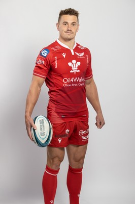 150921 - Scarlets Rugby Squad Headshots - Jonathan Davies