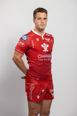 150921 - Scarlets Rugby Squad Headshots - Kieran Hardy