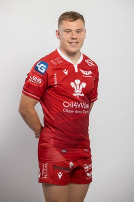 150921 - Scarlets Rugby Squad Headshots - Sam Costelow