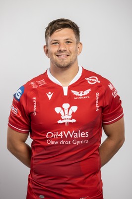 150921 - Scarlets Rugby Squad Headshots - Shaun Evans