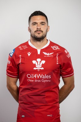 150921 - Scarlets Rugby Squad Headshots - Tom Price