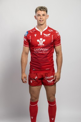 150921 - Scarlets Rugby Squad Headshots - Tom Rogers