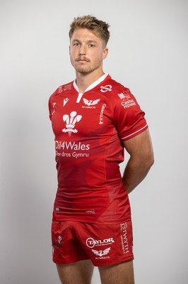 150921 - Scarlets Rugby Squad Headshots - Tyler Morgan