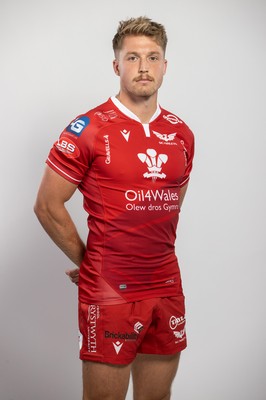 150921 - Scarlets Rugby Squad Headshots - Tyler Morgan