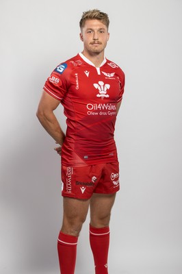 150921 - Scarlets Rugby Squad Headshots - Tyler Morgan