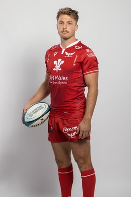 150921 - Scarlets Rugby Squad Headshots - Tyler Morgan