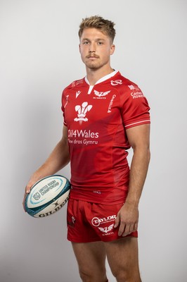 150921 - Scarlets Rugby Squad Headshots - Tyler Morgan