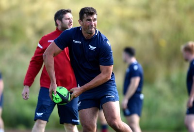 050819 - Scarlets Rugby Training - Lewi Rawlins during training