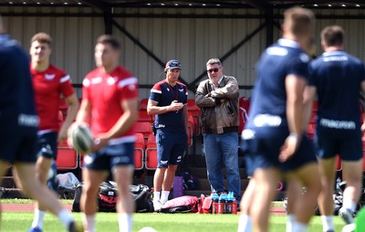 050819 - Scarlets Rugby Training - Brad Mooar and Nigel Short during training