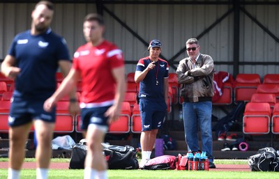 050819 - Scarlets Rugby Training - Brad Mooar and Nigel Short during training